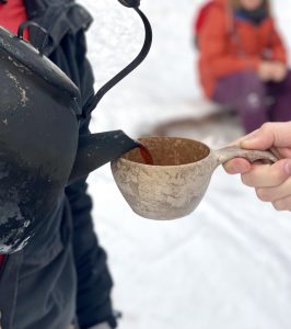 Heißer Kaffee im Schnee